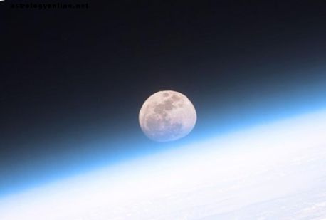 Ay İşareti: Kişisel Astroloji Grafiğinizde Ne İfade Ediyor?